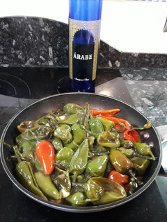 Una foto de Pimientos del padrón al vino blanco