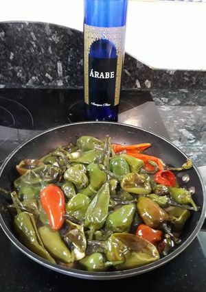 Una foto de Pimientos del padrón al vino blanco