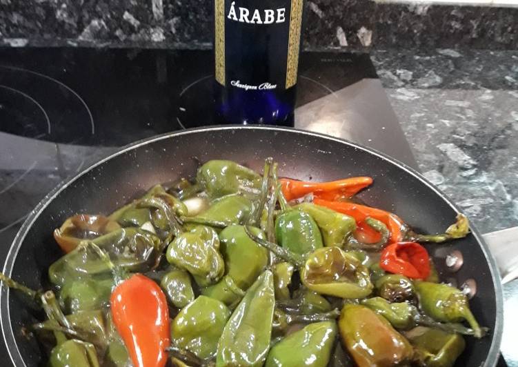 Pimientos del padrón al vino blanco