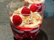 Une photo de verrine de framboises