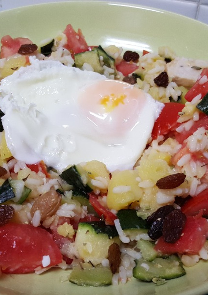 Una foto de Arroz con verduras, pollo y huevo frito a la plancha