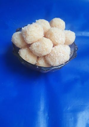 કોપરા ના લાડુ (Kopra Ladoo Recipe In Gujarati) રેસીપી મુખ્ય ફોટો