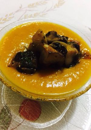 Una foto de Sopa de Calabaza y Portobellos