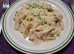 Una foto de Pasta con pollo y chícharos