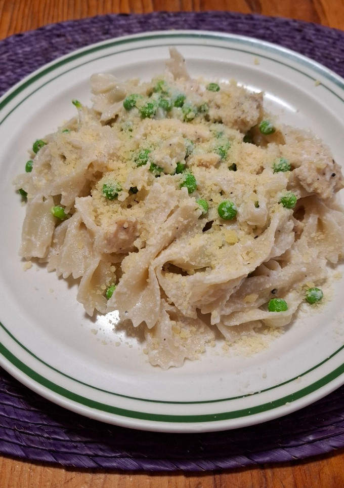 Una foto de Pasta con pollo y chícharos