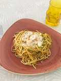 Spaghetti tricolor con salsa de queso azul y camarones