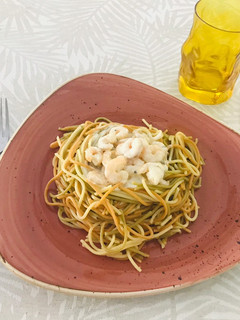 Una foto de Spaghetti tricolor con salsa de queso azul y camarones