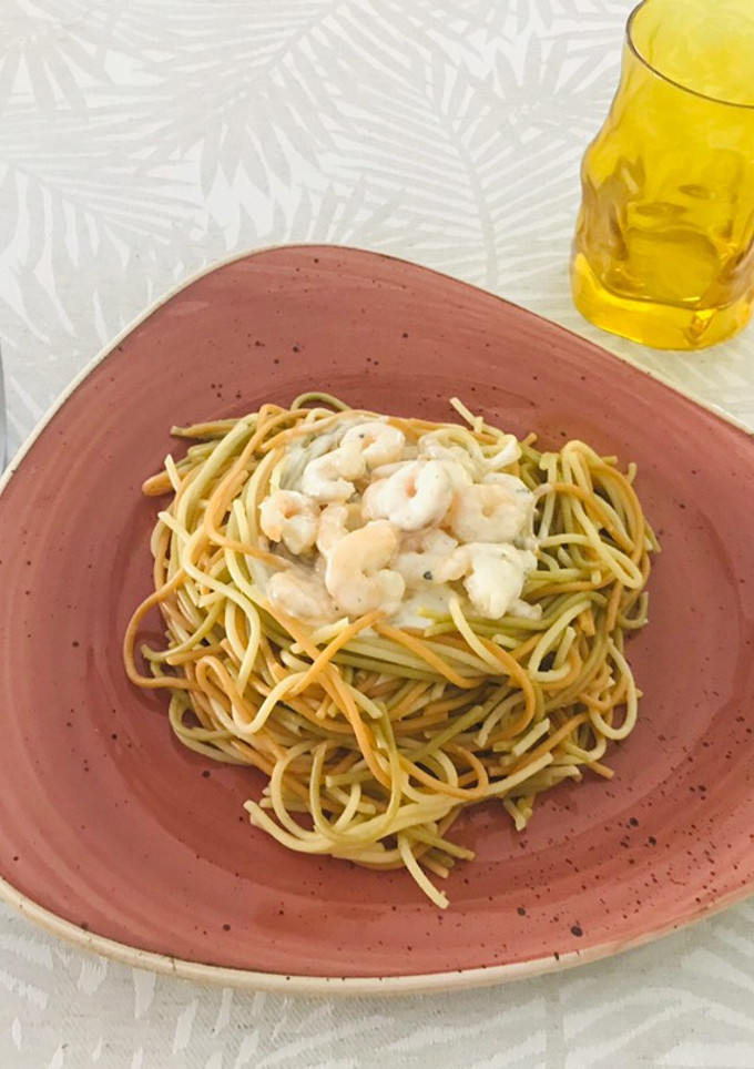 Una foto de Spaghetti tricolor con salsa de queso azul y camarones