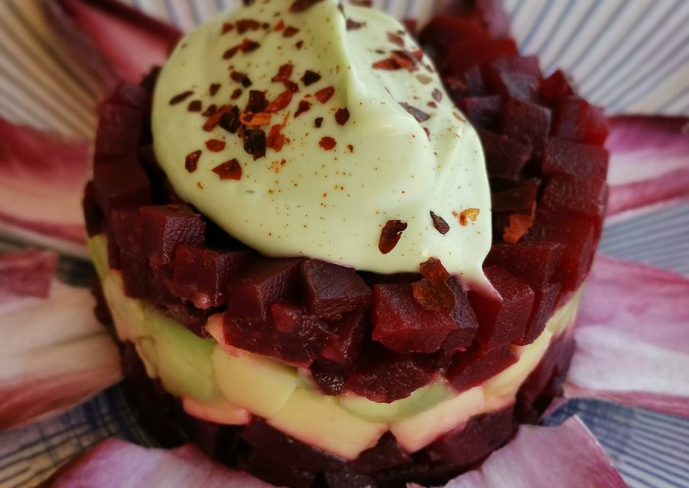 Tartar de remolacha y aguacate con mayonesa de aguacate