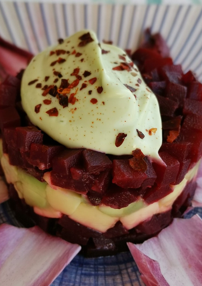Una foto de Tartar de remolacha y aguacate con mayonesa de aguacate