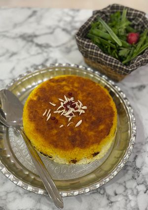 عکسی از دستور پلو مرغ و بادمجان لایه‌ای با ته‌دیگ سیب‌زمینی 🍗