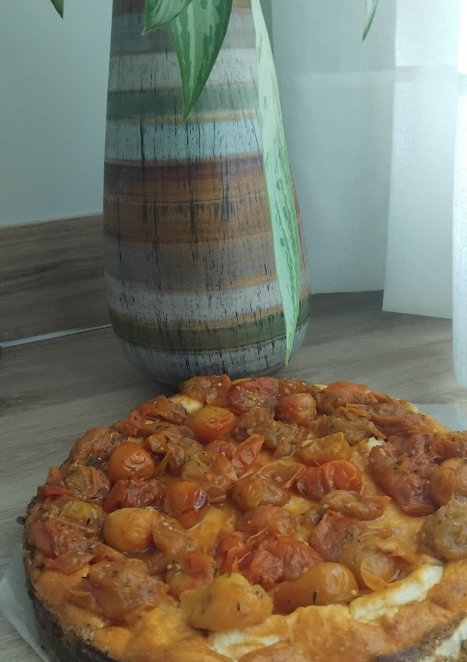 Una foto de Tarta 🎂salada de queso 🧀 con tomates 🍅 confitados