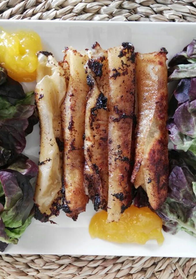 Una foto de Canutillos de queso de cabra y miel con pasta filo