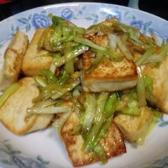 A picture of Stir fried chives and toufu.