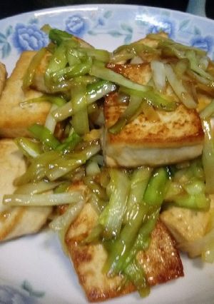 A picture of Stir fried chives and toufu.