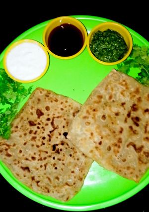 આલુ પરોઠા (Aloo Paratha Recipe In Gujarati) રેસીપી મુખ્ય ફોટો