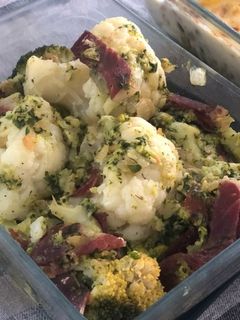 Una foto de Brócoli y coliflor salteados