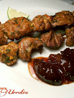 Una foto de Genuinos pinchos morunos, con mi toque personal