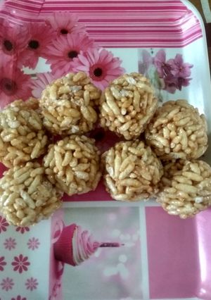 A picture of Murmura ladoos.