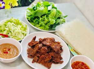 Hình của món Bò nướng chấm sốt đậu phộng.