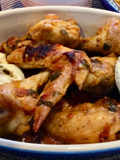 Una foto de Alas de pollo al ajillo