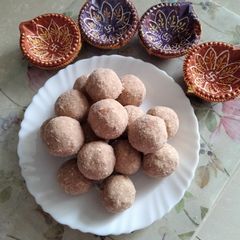 A picture of Sesame seeds,wheat flour and cashew nut laddu.