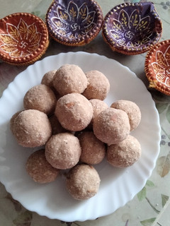 A picture of Sesame seeds,wheat flour and cashew nut laddu.
