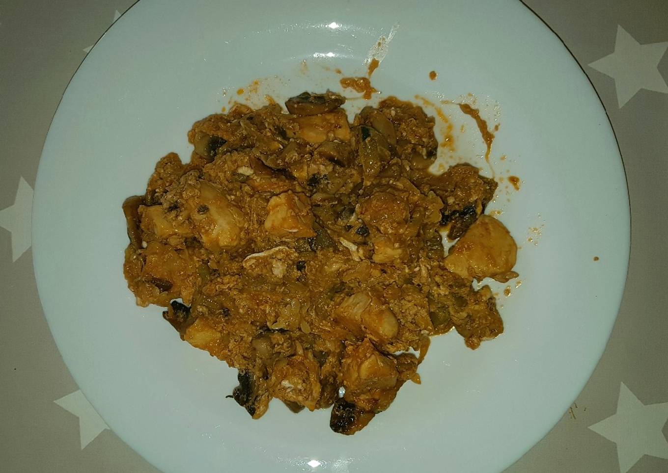 Revuelto de pollo con champiñones y calabacín