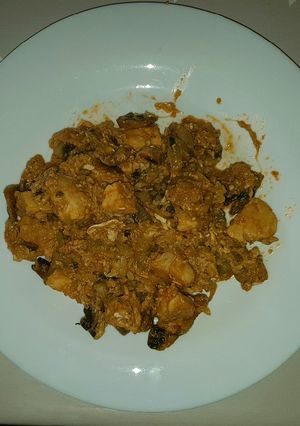 Una foto de Revuelto de pollo con champiñones y calabacín