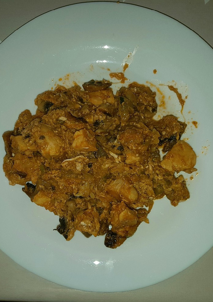 Una foto de Revuelto de pollo con champiñones y calabacín