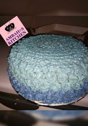 A picture of Simple birthday cake decoration.