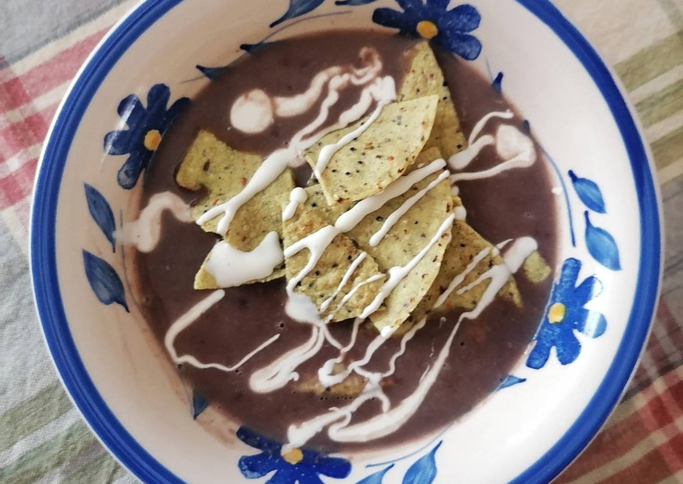 Sopa enfrijolada rápida