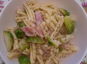 Foto di Pasta con guanciale, cavoletti di Bruxelles e semi di cumino