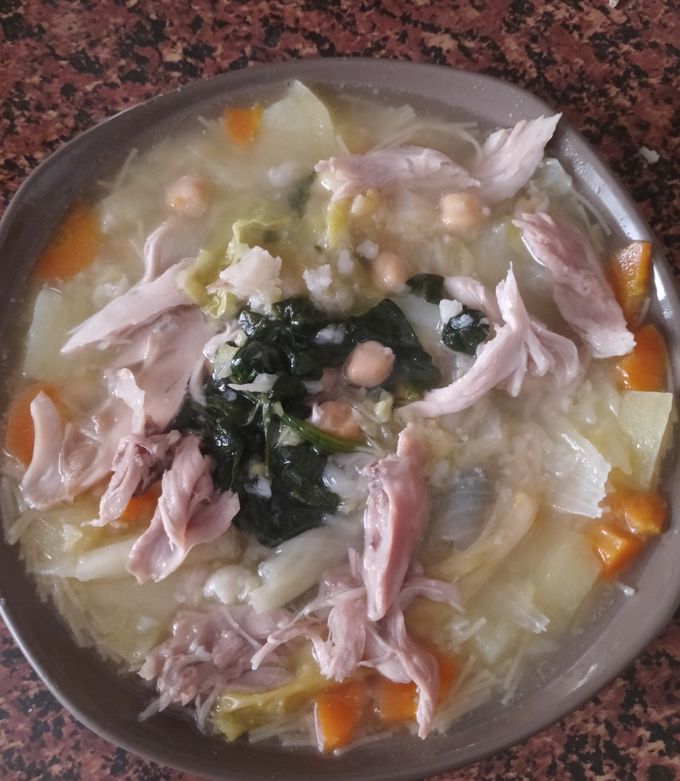 Foto principal de Sopa de pollo con Garbanzos y verduras