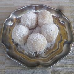 A picture of Kaju ka laadu.