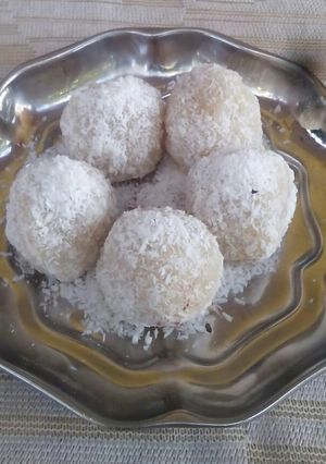 A picture of Kaju ka laadu.