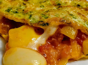 Una foto de OMELETTE De Claras de Huevo al Cilantro con Hogao colombiano.😋