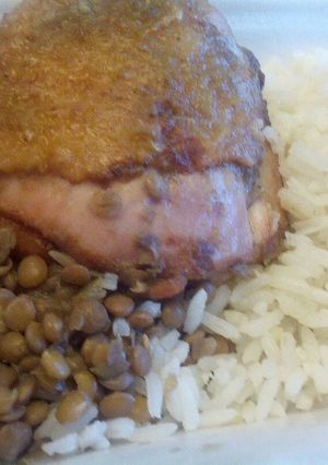 Una foto de Lentejas bebe con pollo dorado