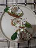Crostinis de Aguacate, Hoja santa y rábano