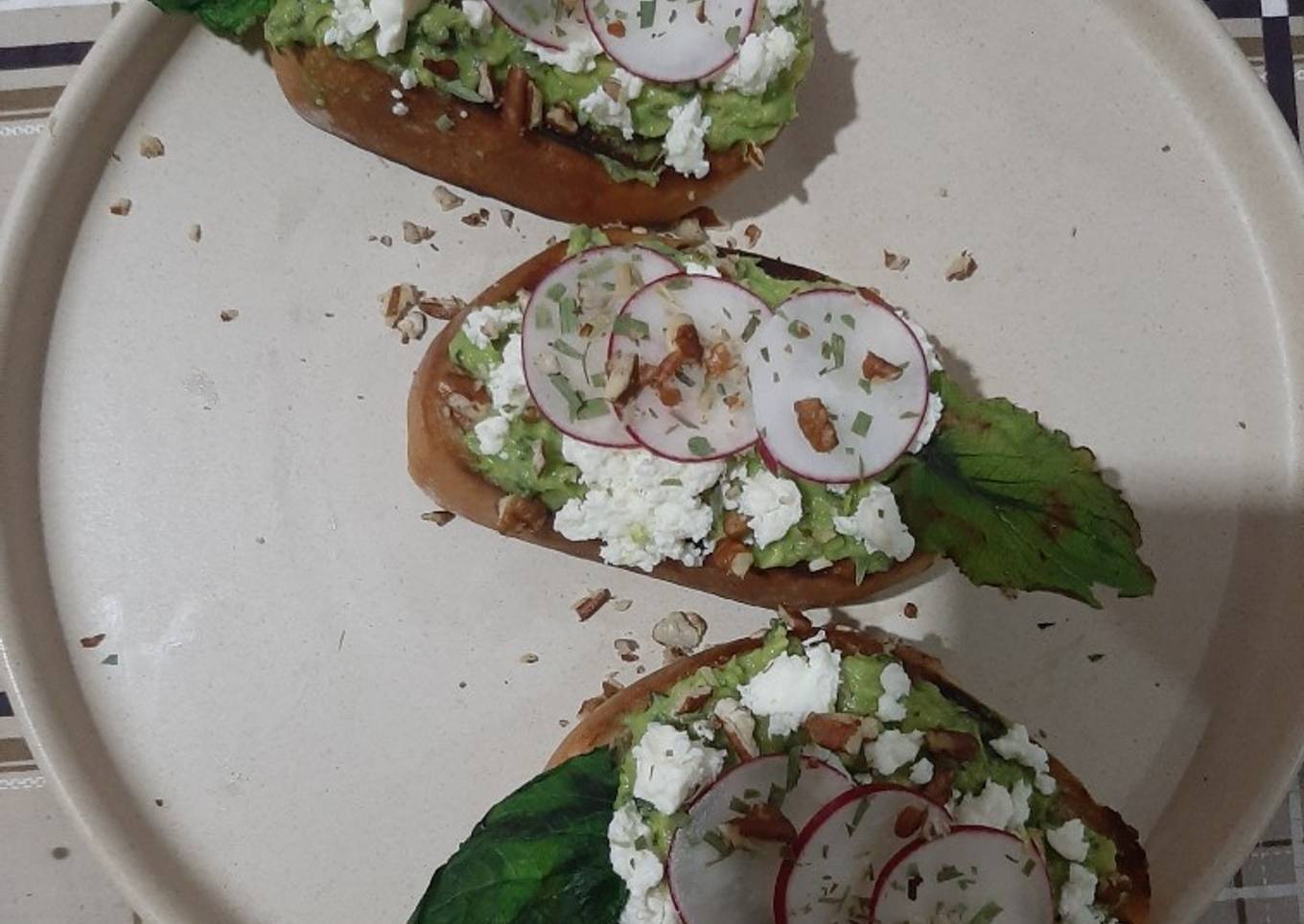 Crostinis de Aguacate, Hoja santa y rábano