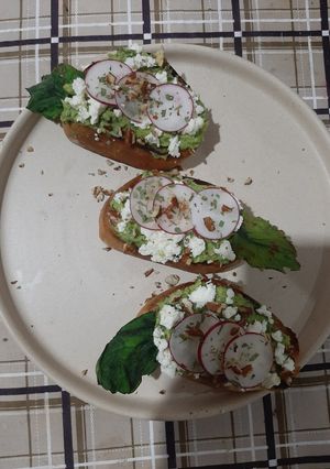Una foto de Crostinis de Aguacate, Hoja santa y rábano
