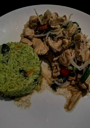 Una foto de Arroz al cilantro con chapsui de pollo