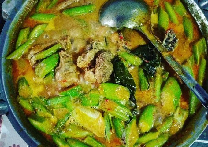 Gulai ayam padang santan kental dengan batang talas ala mande