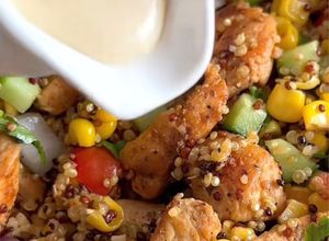 Foto de Comida Saudável - Salada de Quinoa com Frango e Molho de Hummus