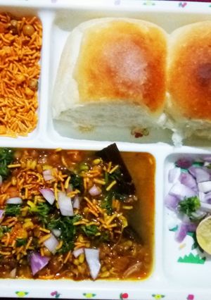 A picture of Misal pav.