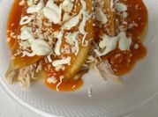 Una foto de entomatadas pollo