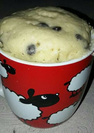 Una foto de Mug Cake de vainilla con chips de chocolate