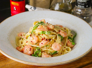 Una foto de Fetuccini con camarones 🍜