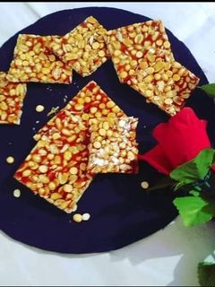 શીંગ-દાળિયા ની દાળ ની ચીકી (Sing Daliya Chikki Recipe In Gujarati) રેસીપી મુખ્ય ફોટો