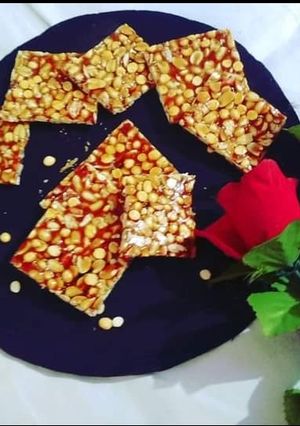 શીંગ-દાળિયા ની દાળ ની ચીકી (Sing Daliya Chikki Recipe In Gujarati) રેસીપી મુખ્ય ફોટો